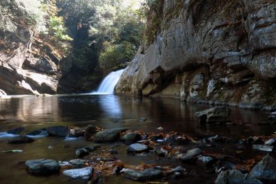 This is a small falls just above Compression Falls. It is between Compression and Twisting Falls that I personally sometimes refer to as the 'middle falls' or upper Compression falls. Taken 10-06-2016
