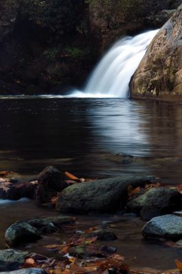 This is a small falls just above Compression Falls. It is between Compression and Twisting Falls that I personally sometimes refer to as the 'middle falls' or upper Compression falls. Taken 10-06-2016
